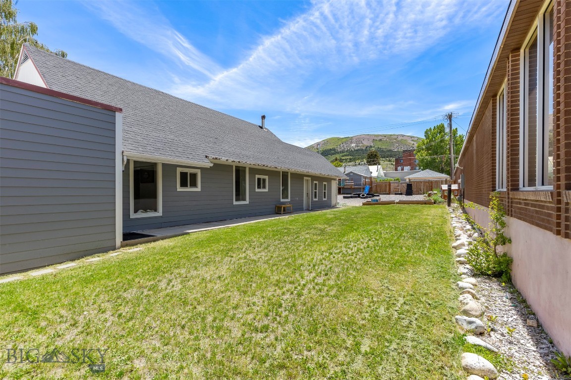 117 E 3rd Street Property Photo 4