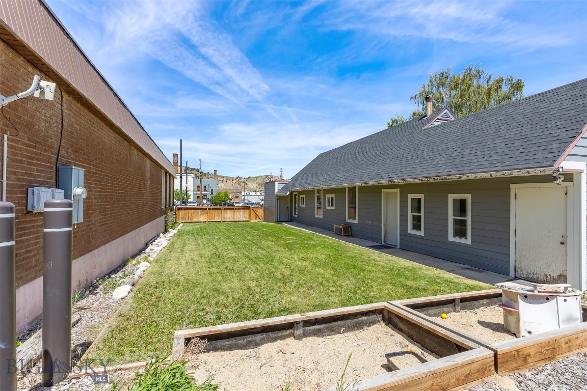 117 E 3rd Street Property Photo 5