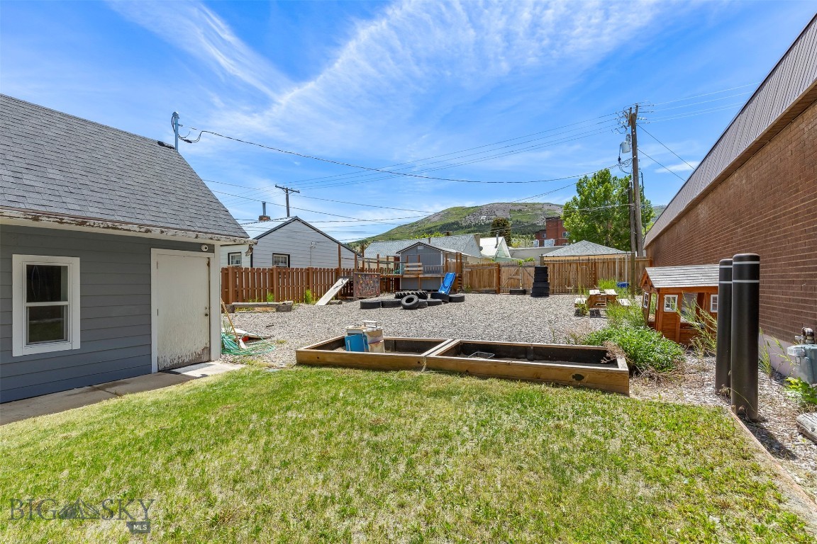 117 E 3rd Street Property Photo 6