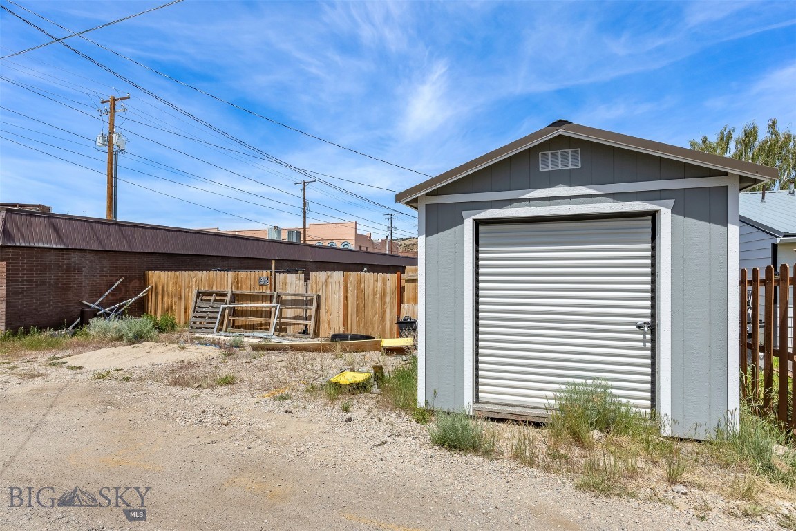 117 E 3rd Street Property Photo 7