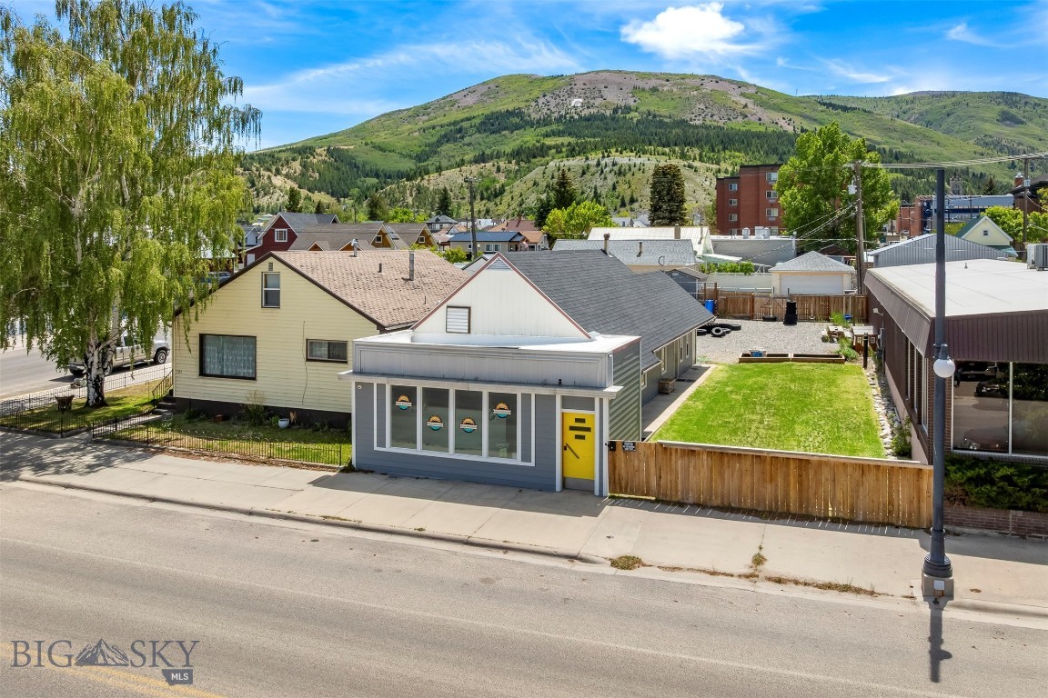 117 E 3rd Street Property Photo 8