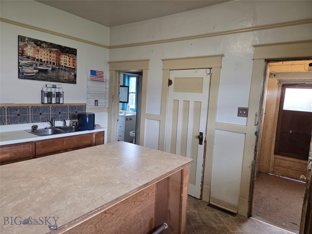 2421 Locust Street Property Photo 8