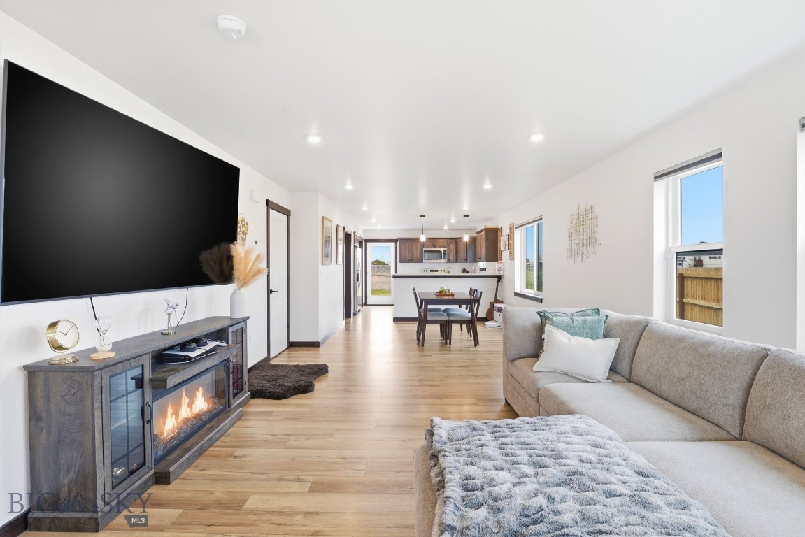 2016 Ross Way Property Photo 3