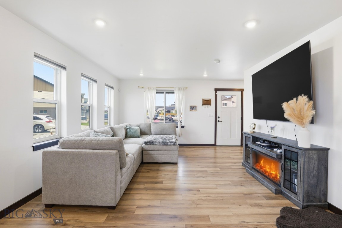 2016 Ross Way Property Photo 5