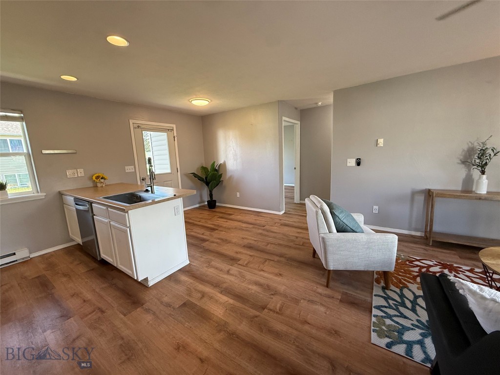 904 Jeanette Place 2 Property Photo 2