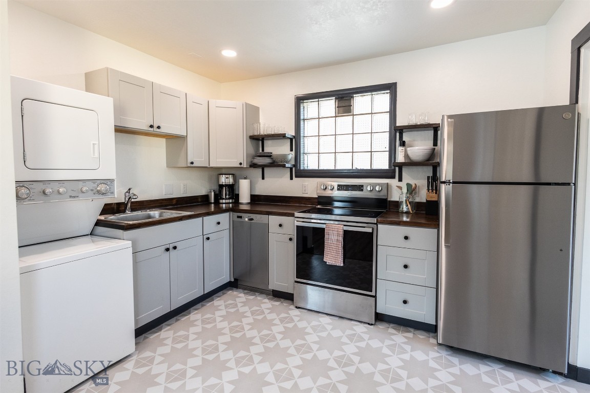 1115 W Broadway Property Photo 1