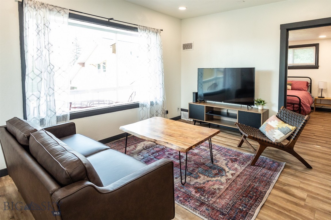 1115 W Broadway Property Photo 2