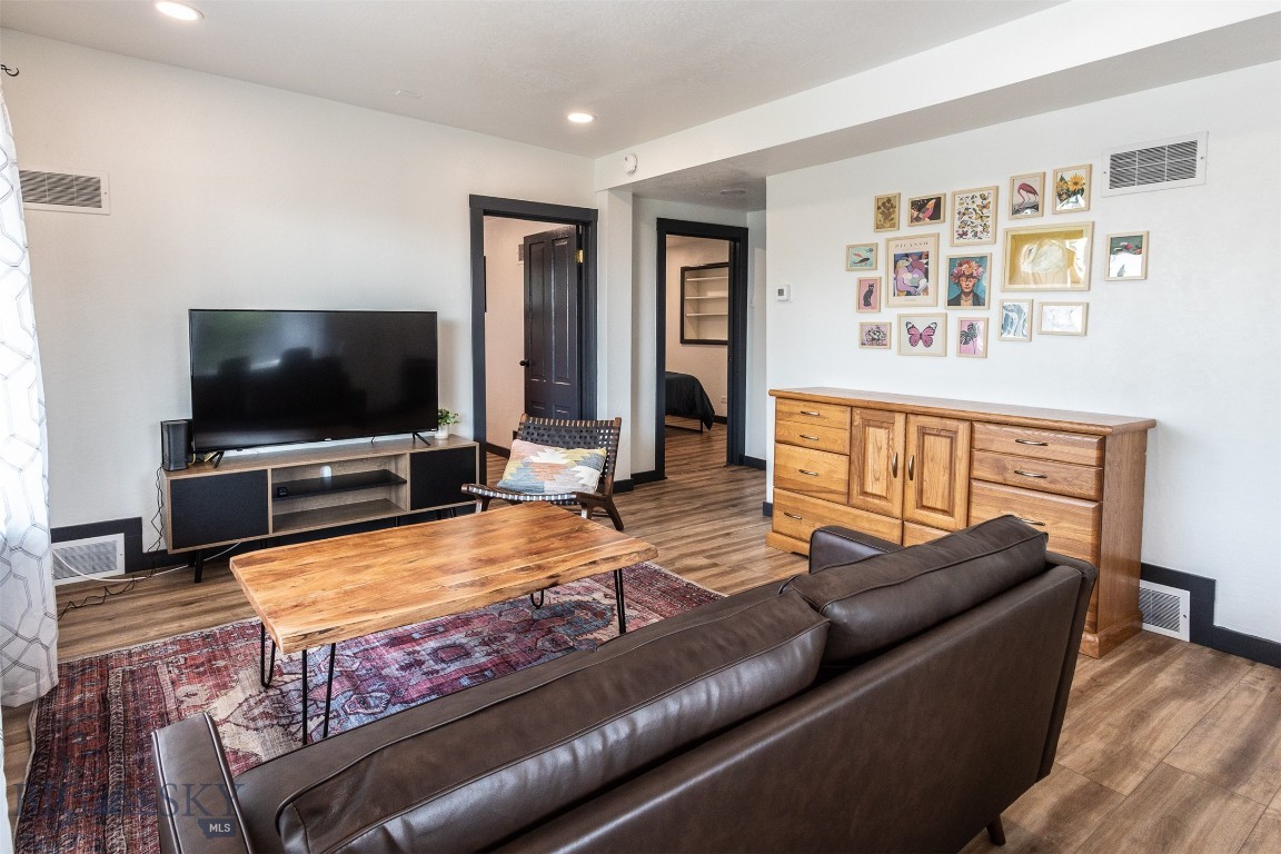 1115 W Broadway Property Photo 3