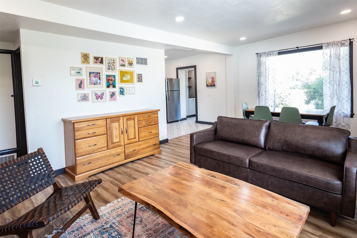 1115 W Broadway Property Photo 4