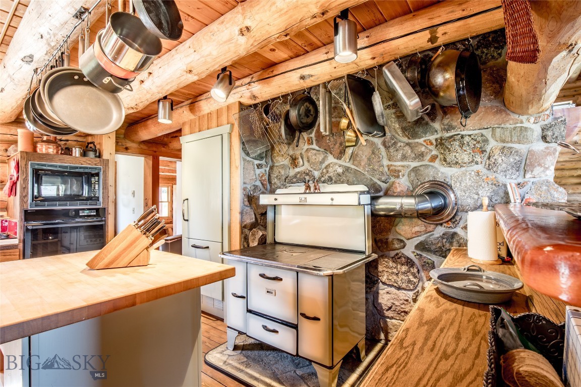 376 Sundance Bench Road Property Photo 14