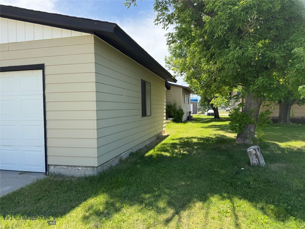 915 E 2nd Property Photo 3