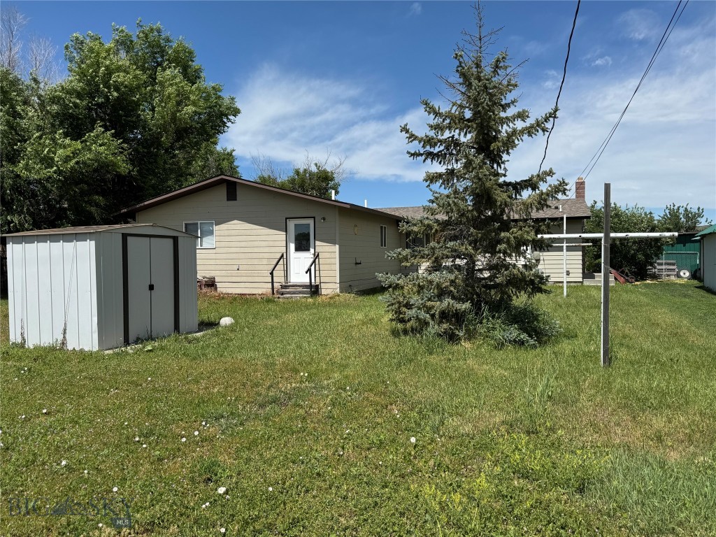 915 E 2nd Property Photo 4