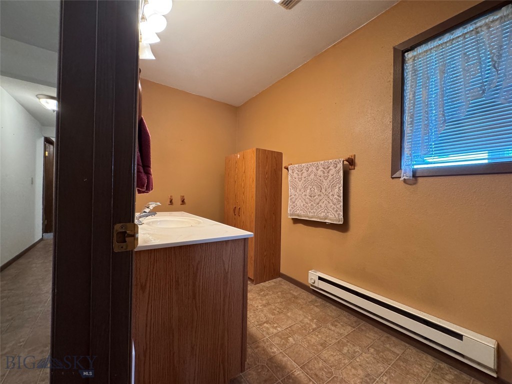 915 E 2nd Property Photo 15