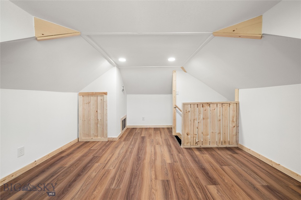 907 Empire Property Photo 24
