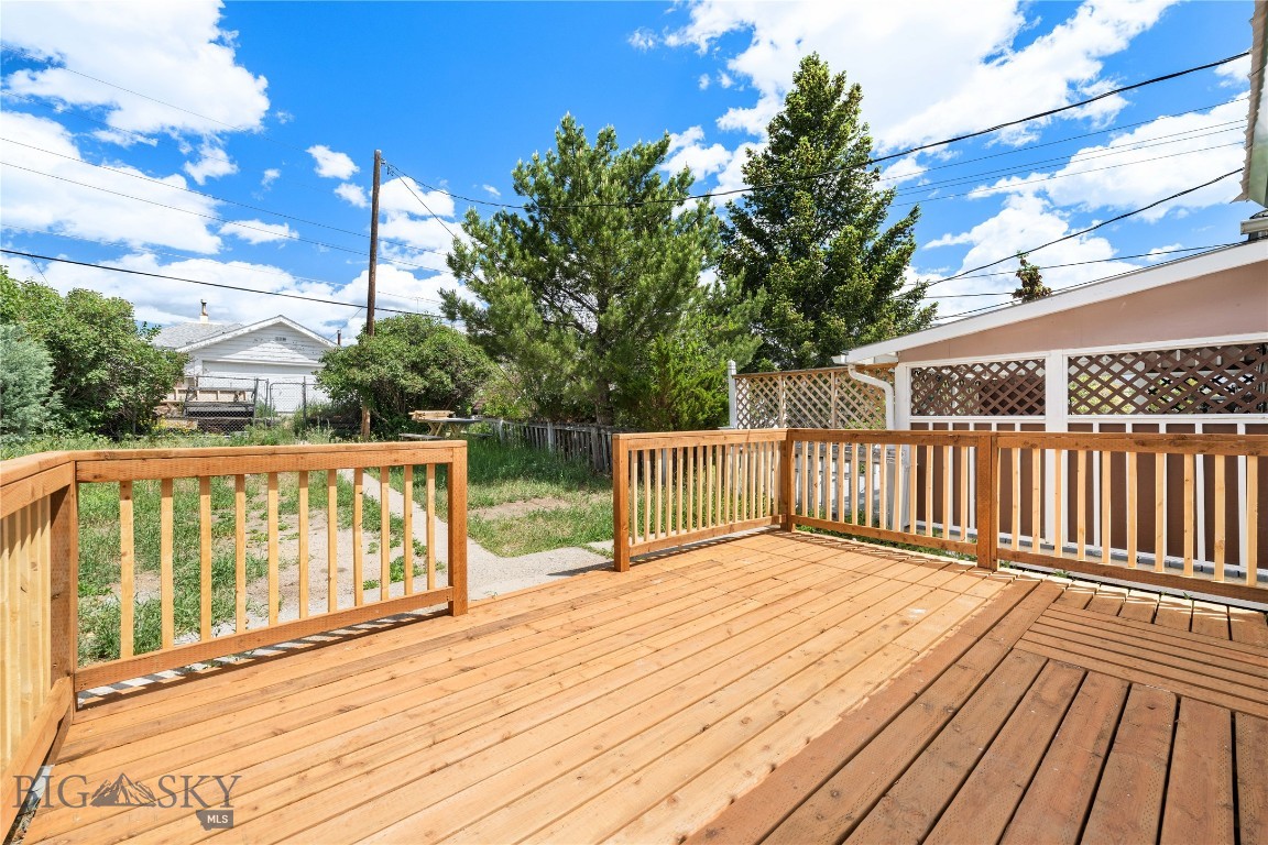 907 Empire Property Photo 27
