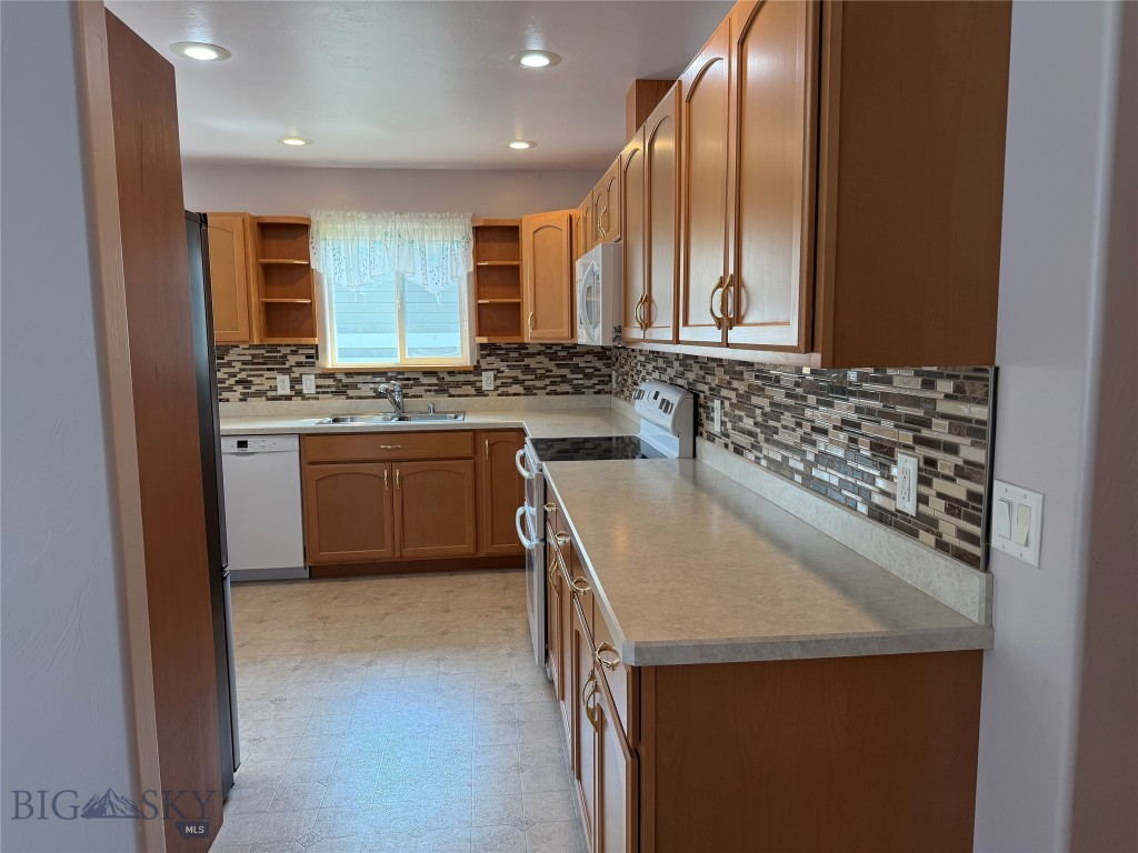 82 Midway Property Photo 12