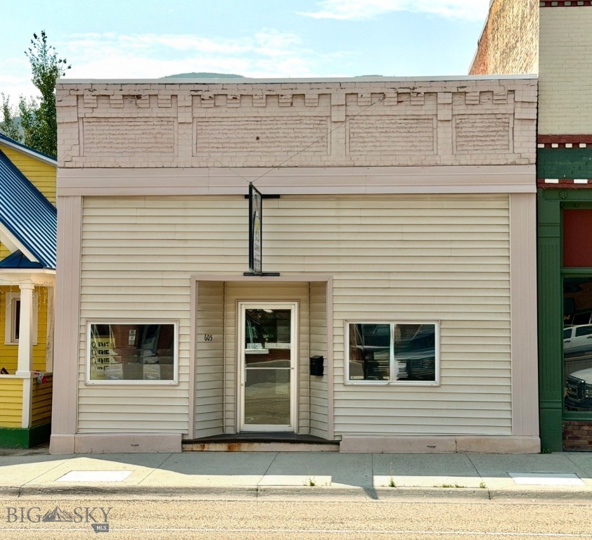 605 E Park Avenue Property Photo 1