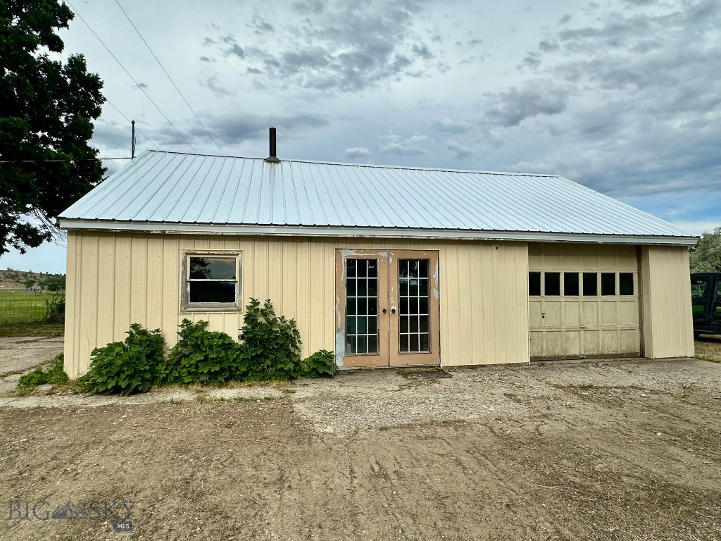 417 River Avenue E Property Photo 2