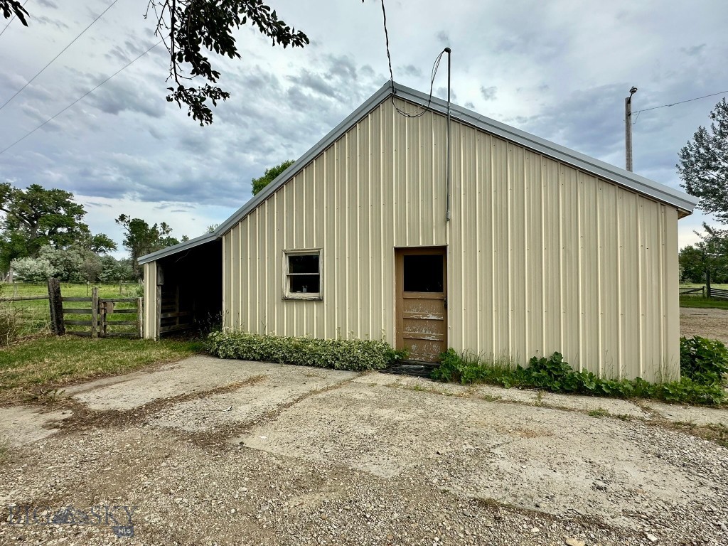 417 River Avenue E Property Photo 3