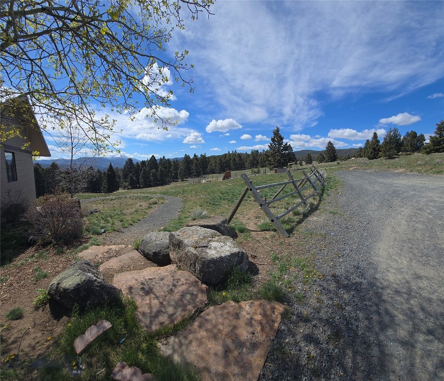 884 Wapiti Mountain Property Photo 3