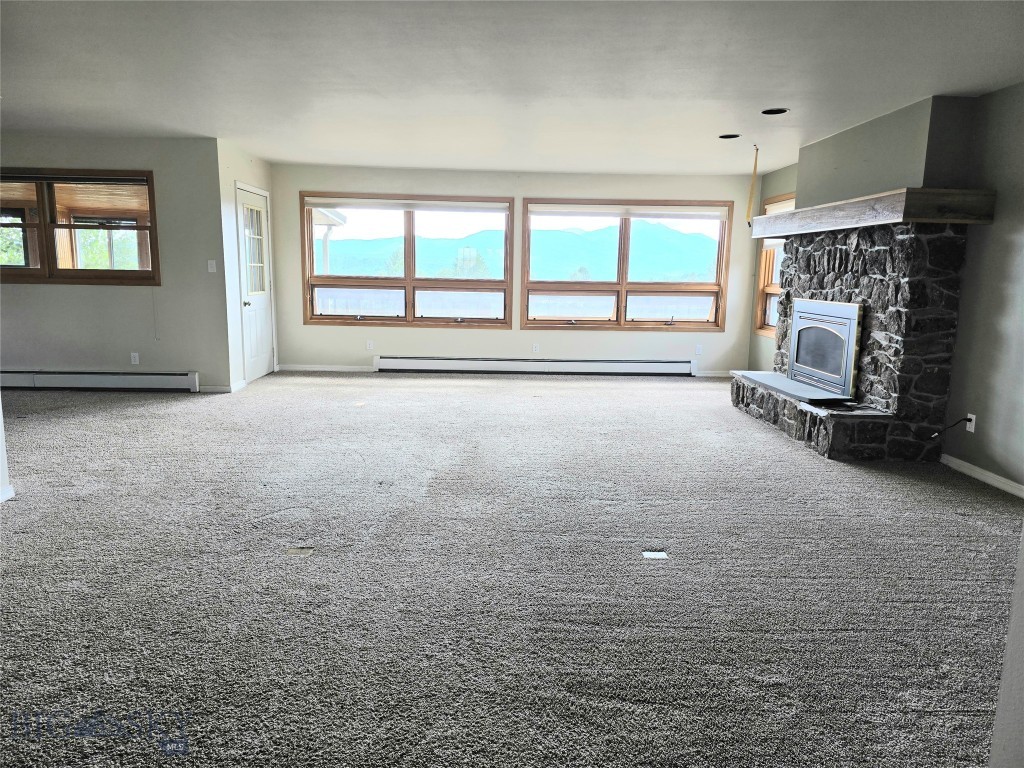 884 Wapiti Mountain Property Photo 6