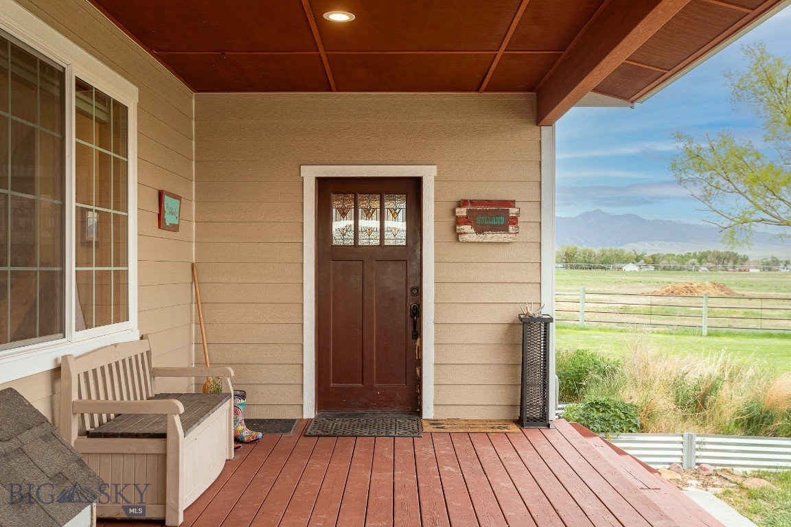 868 Middle Road Property Photo 4