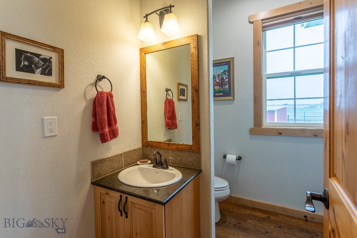 868 Middle Road Property Photo 11