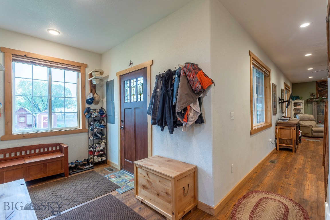 868 Middle Road Property Photo 12
