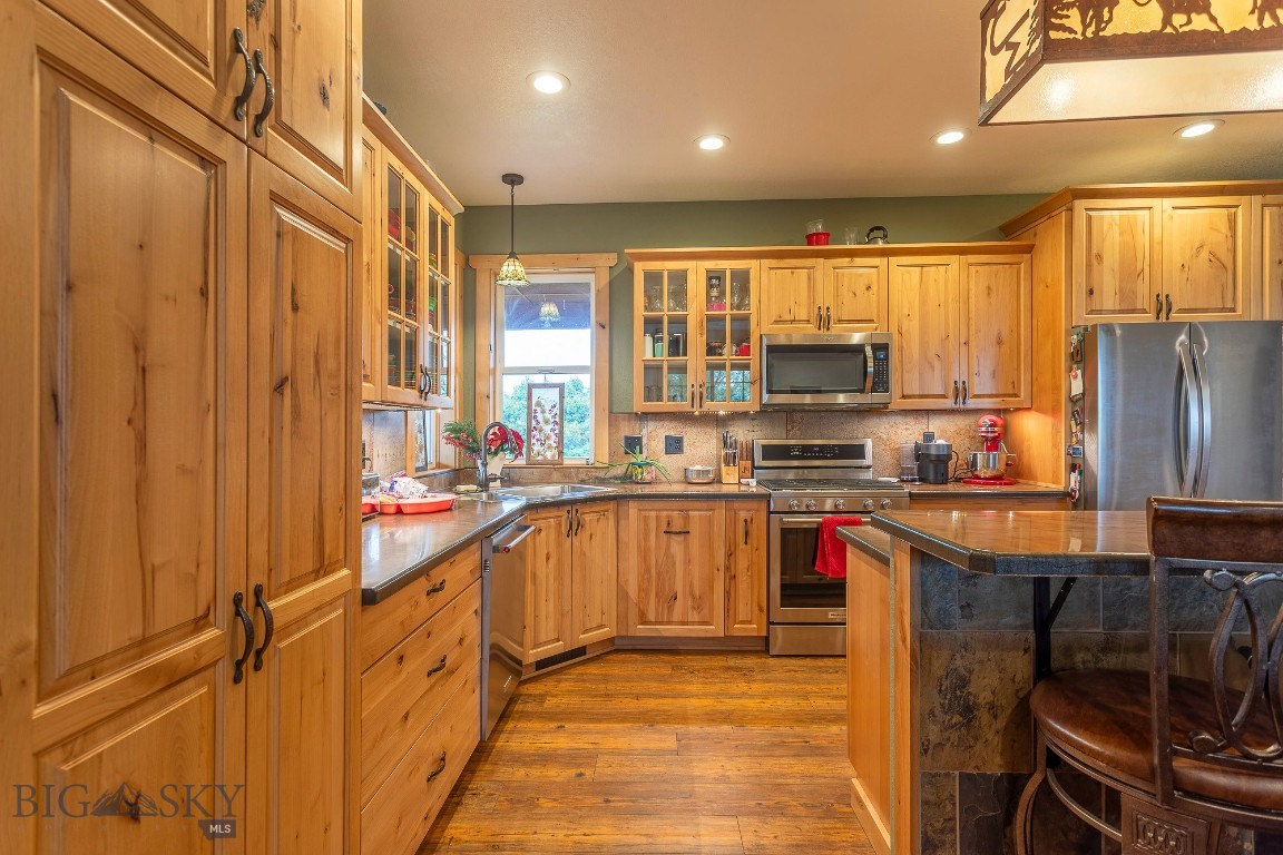 868 Middle Road Property Photo 17