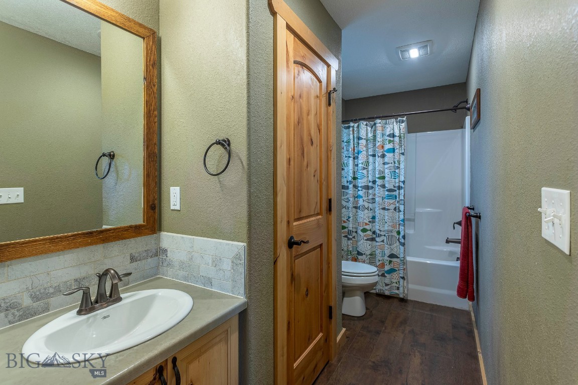 868 Middle Road Property Photo 32