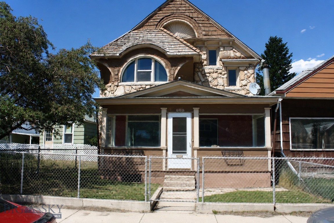 608 E Commercial Property Photo 1