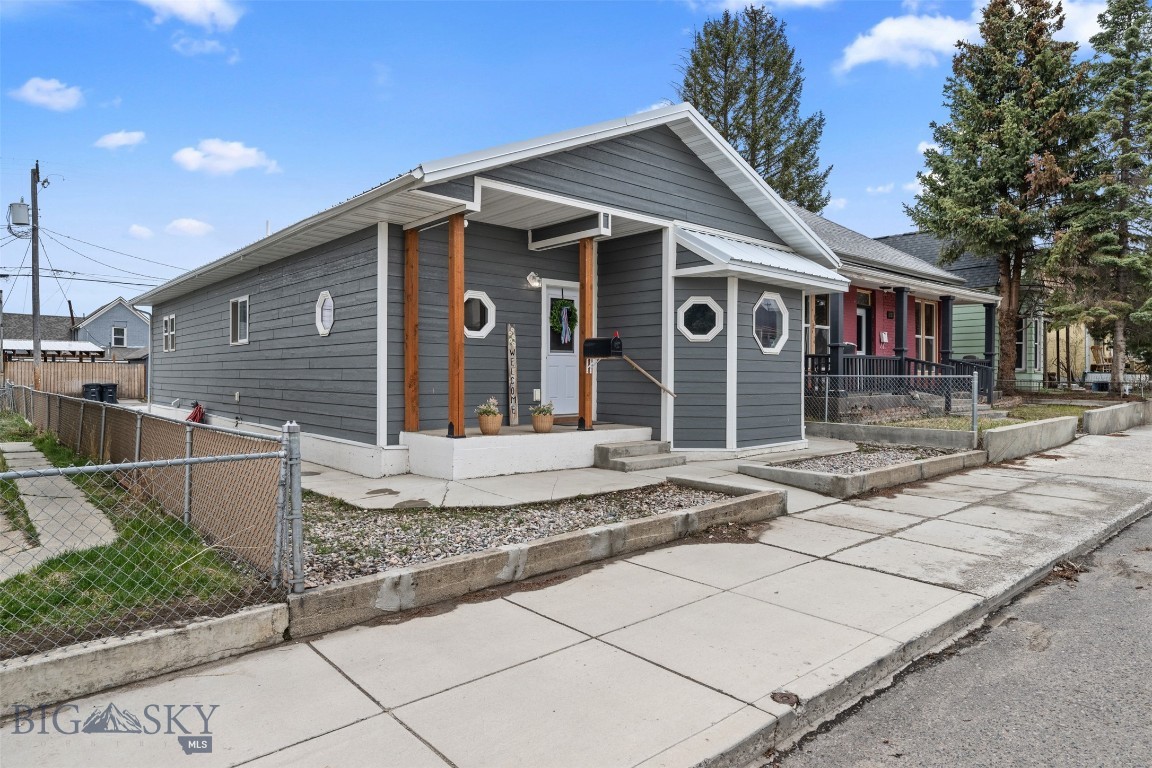 1256 E 2nd Street Property Photo 1