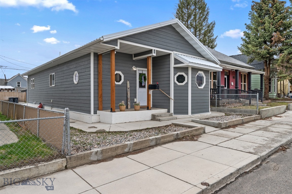 1256 E 2nd Street Property Photo 2