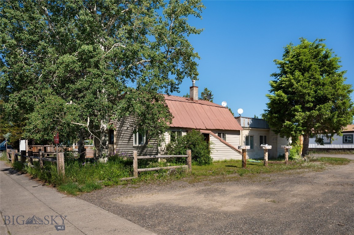 625 Firehole Property Photo 2