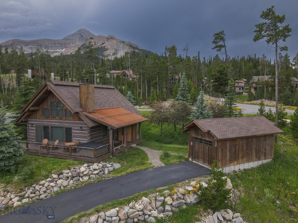 18 Manitou Property Photo 1