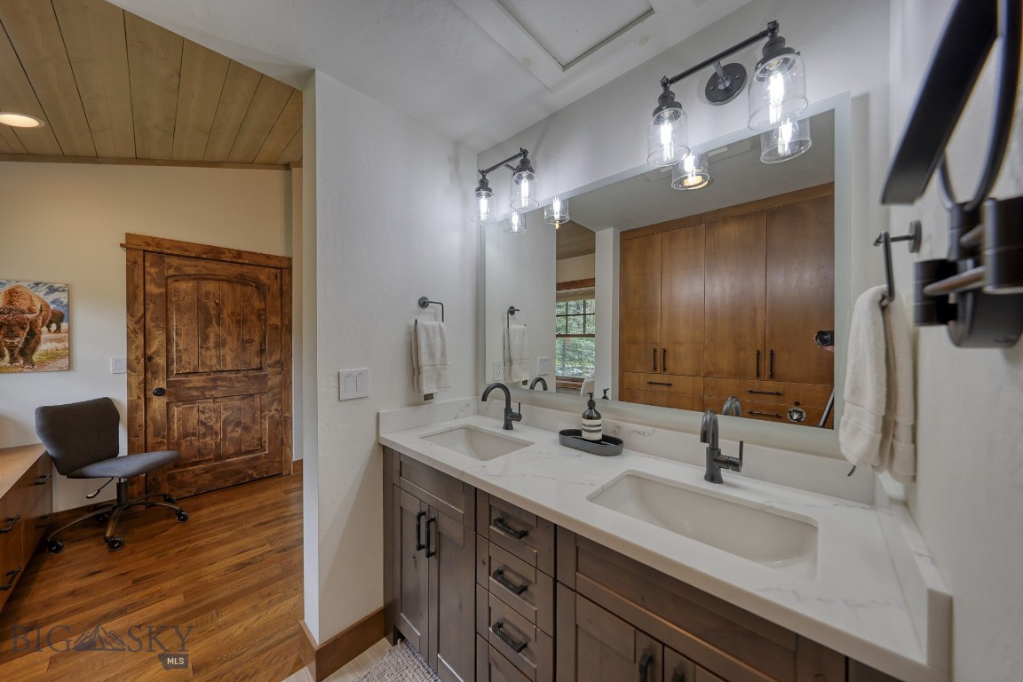 18 Manitou Property Photo 33