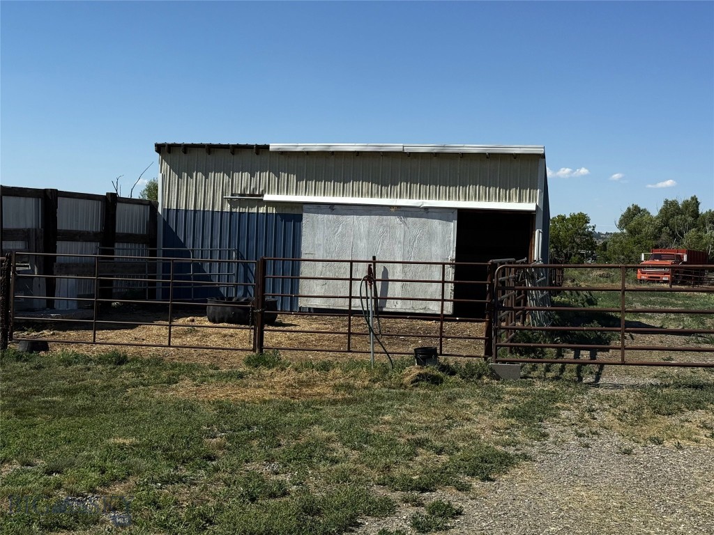 2606 N 17th Road Property Photo 2