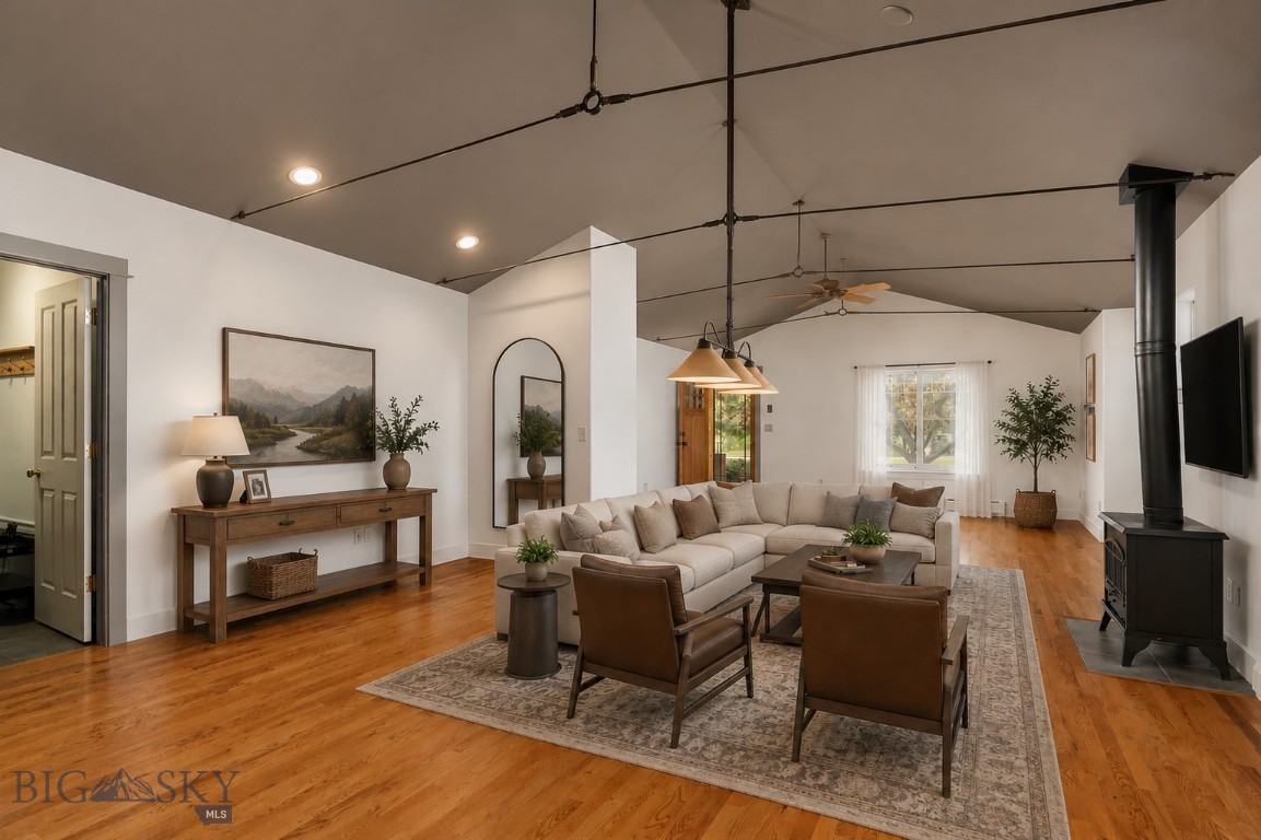 64 E Clara Court Property Photo 4