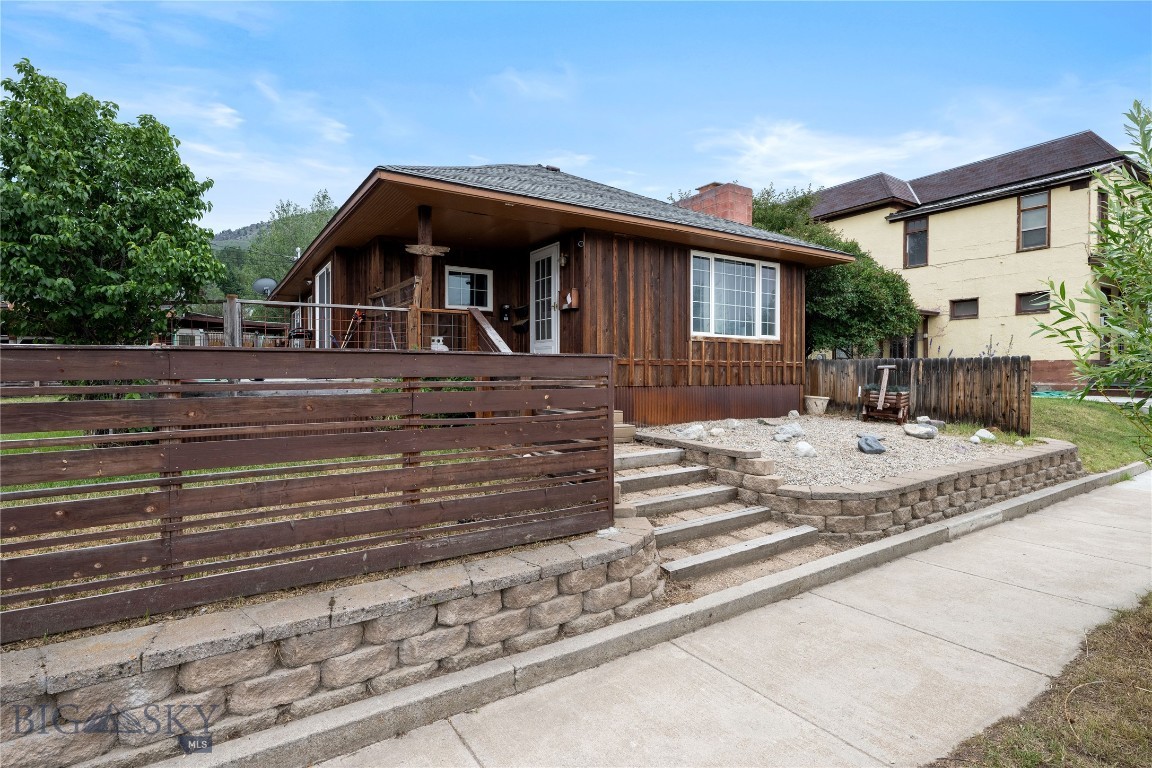 719 W 6th Property Photo 1
