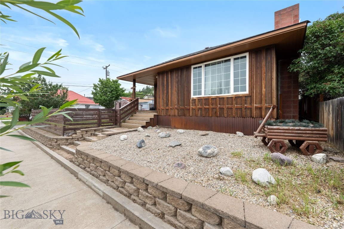 719 W 6th Property Photo 2