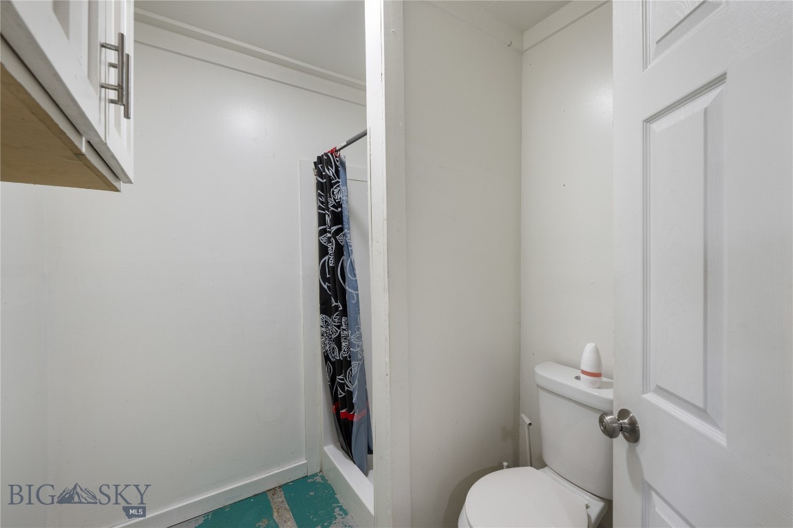 719 W 6th Property Photo 24