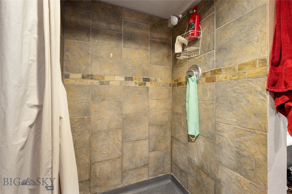 719 W 6th Property Photo 53