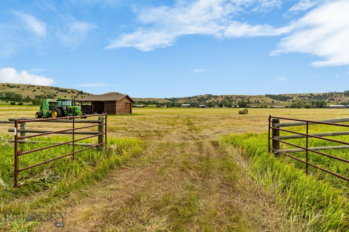 1687 Cottontail Road Property Photo 4