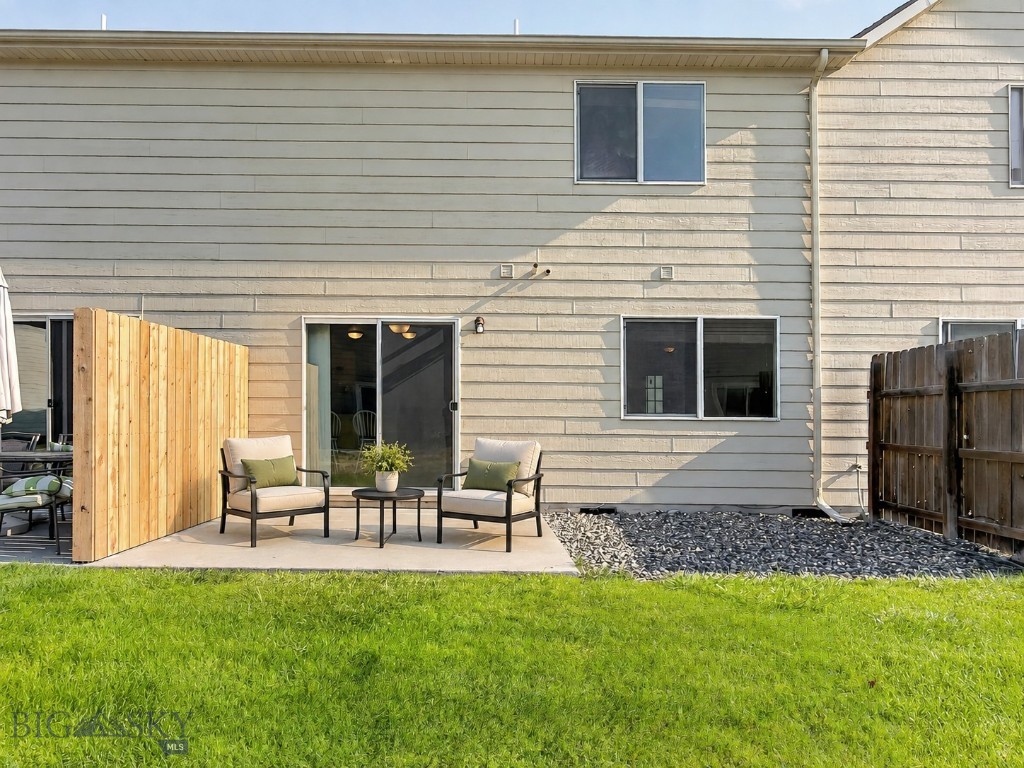 926 N River Rock Property Photo 2