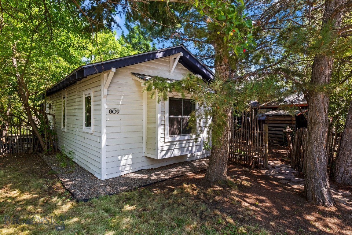809 E Davis Street Property Photo 1