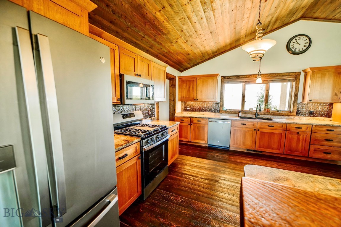 240 E Highwood Road Property Photo 8