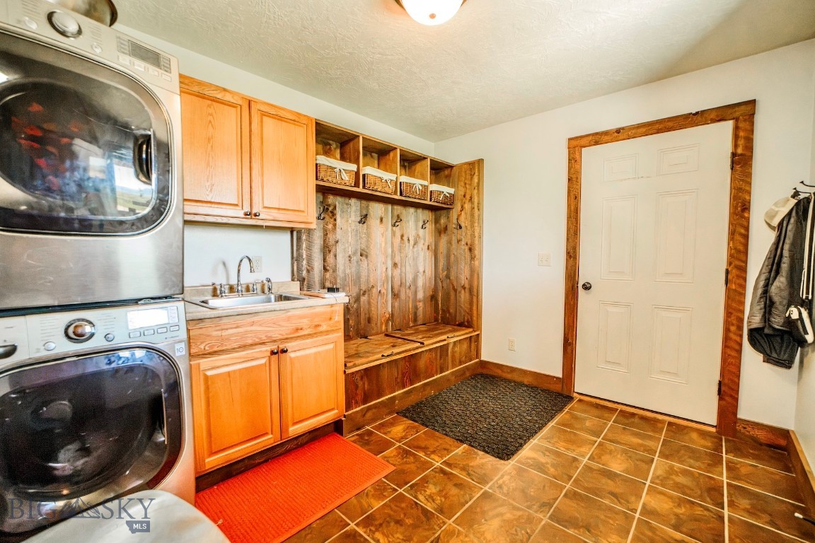 240 E Highwood Road Property Photo 10