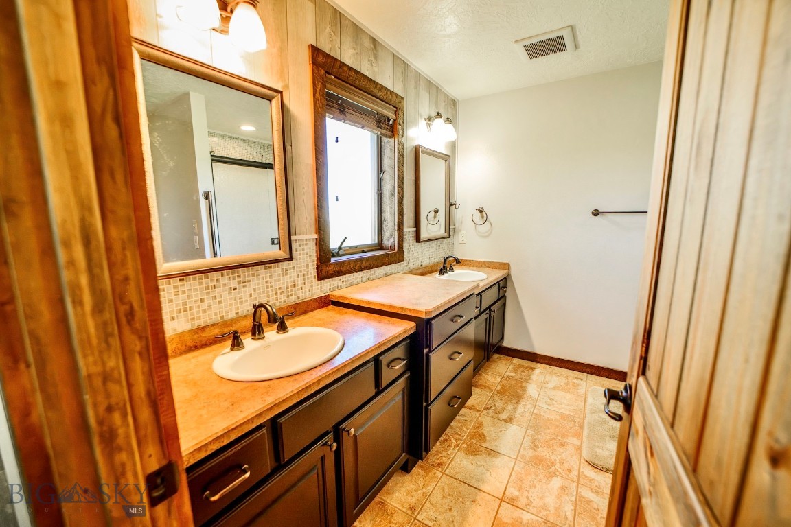 240 E Highwood Road Property Photo 12