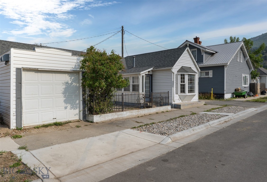 411 Ash Street Property Photo 2