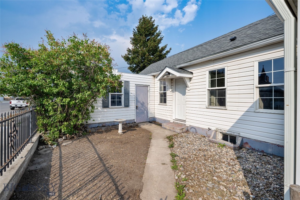 411 Ash Street Property Photo 4